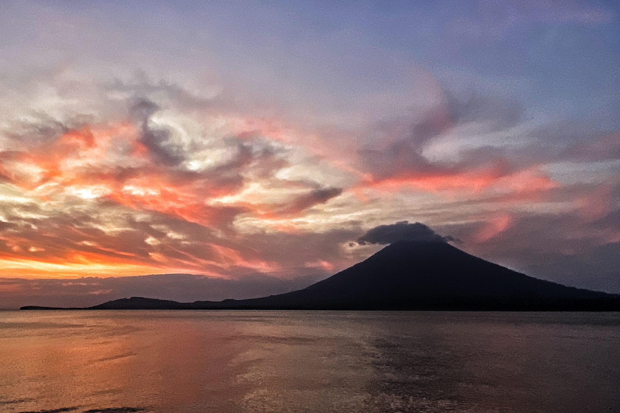 Volcan et ciel du soir au Nicaragua